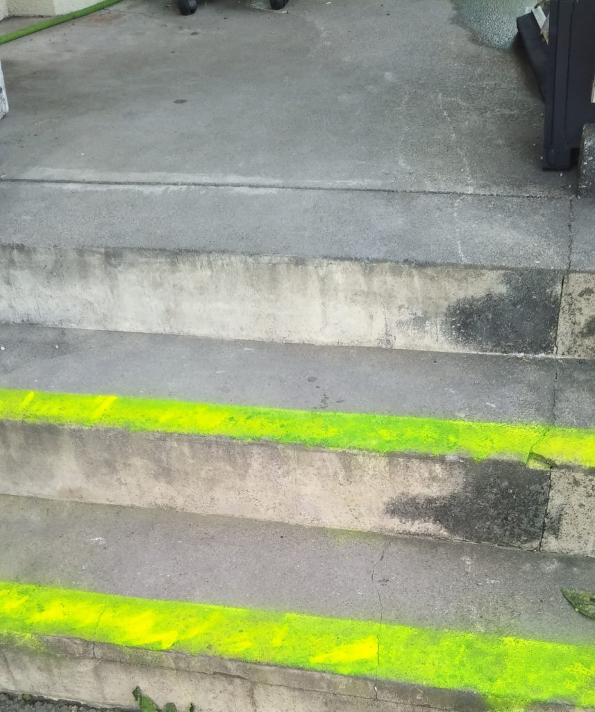 セナラ熊谷店の階段補修作業後