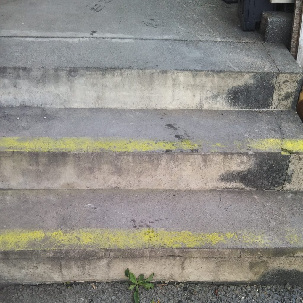 セナラ熊谷店の階段補修作業