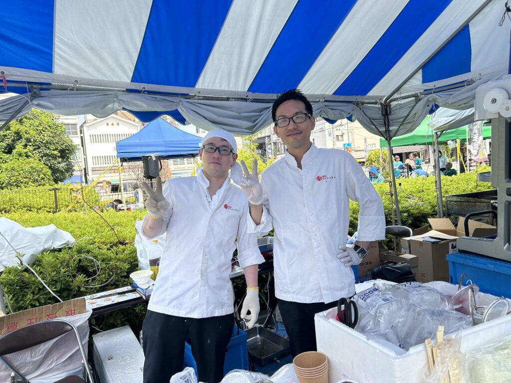 樹モール店の店長とシェフです！イケメン二人がお店でもお待ちしております★