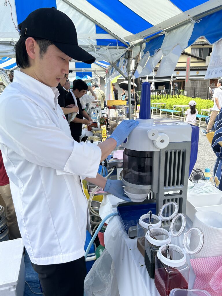 副部長自らかき氷を作ってくれています！猛暑日だったのでたくさん購入頂き感謝です！