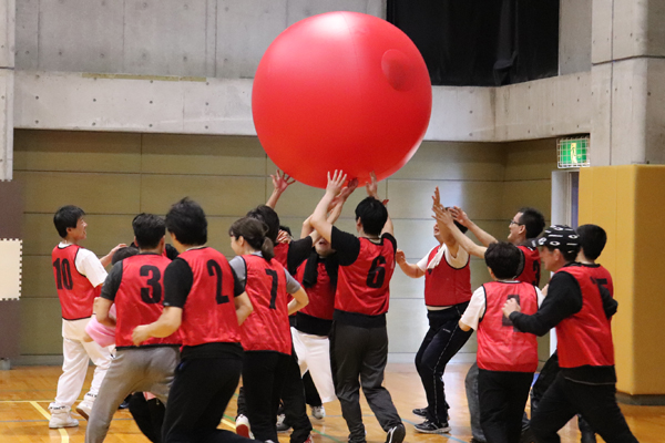 コーフク大運動会の大玉送り。